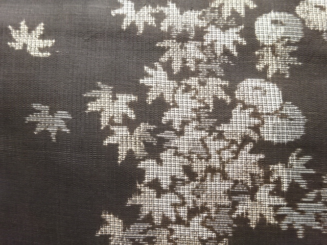 アンティーク　楓に万寿菊模様織出し本場泥大島紬着物（割り込み絣）